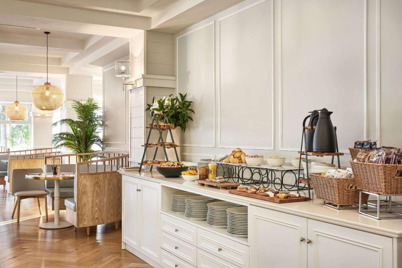 The Beachcomber Hotel & Resort, Ascend Hotel Collection ทูคลีย์ ภายนอก รูปภาพ The buffet at the hotel