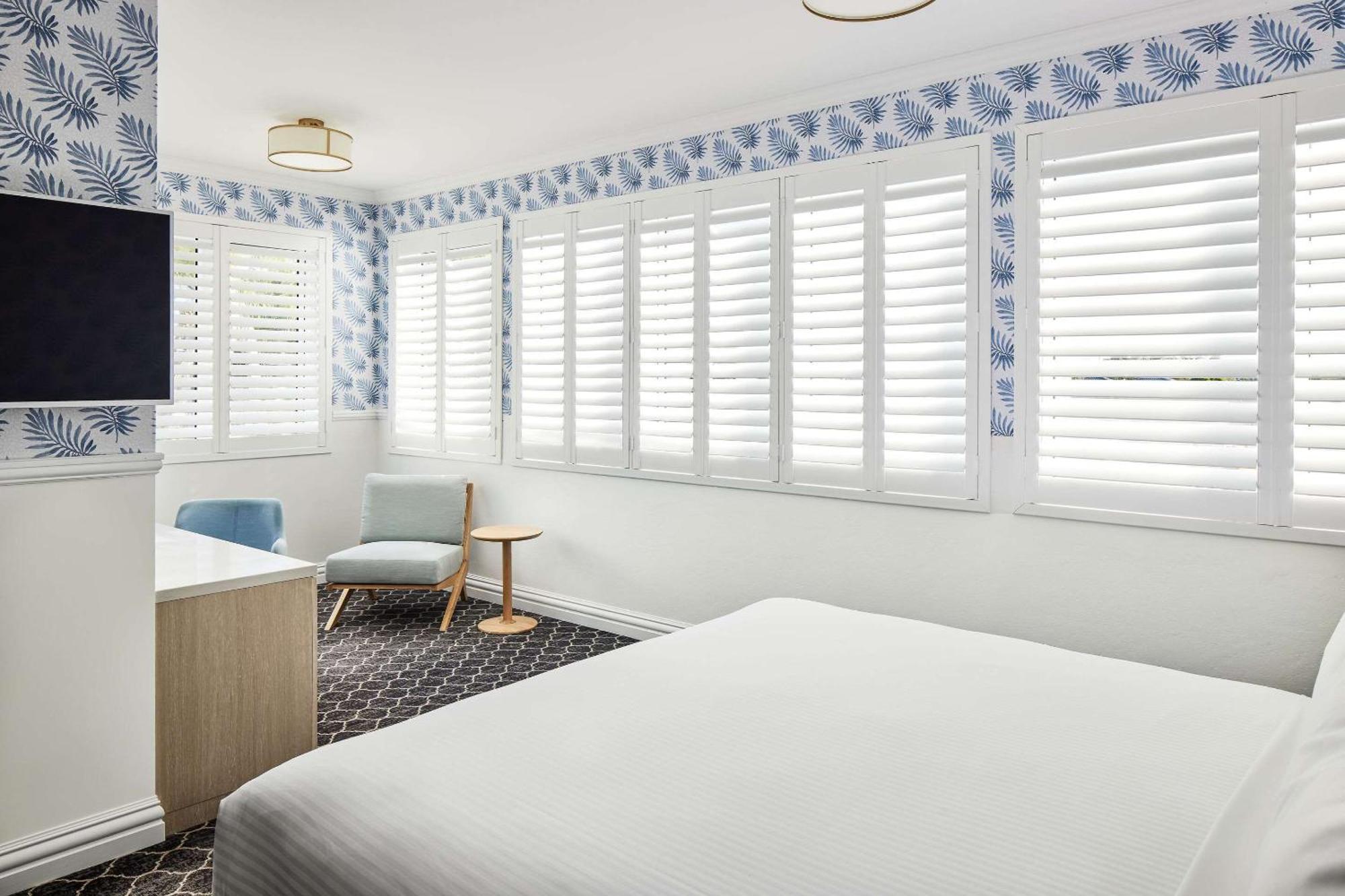 The Beachcomber Hotel & Resort, Ascend Hotel Collection ทูคลีย์ ภายนอก รูปภาพ A bedroom with shutters