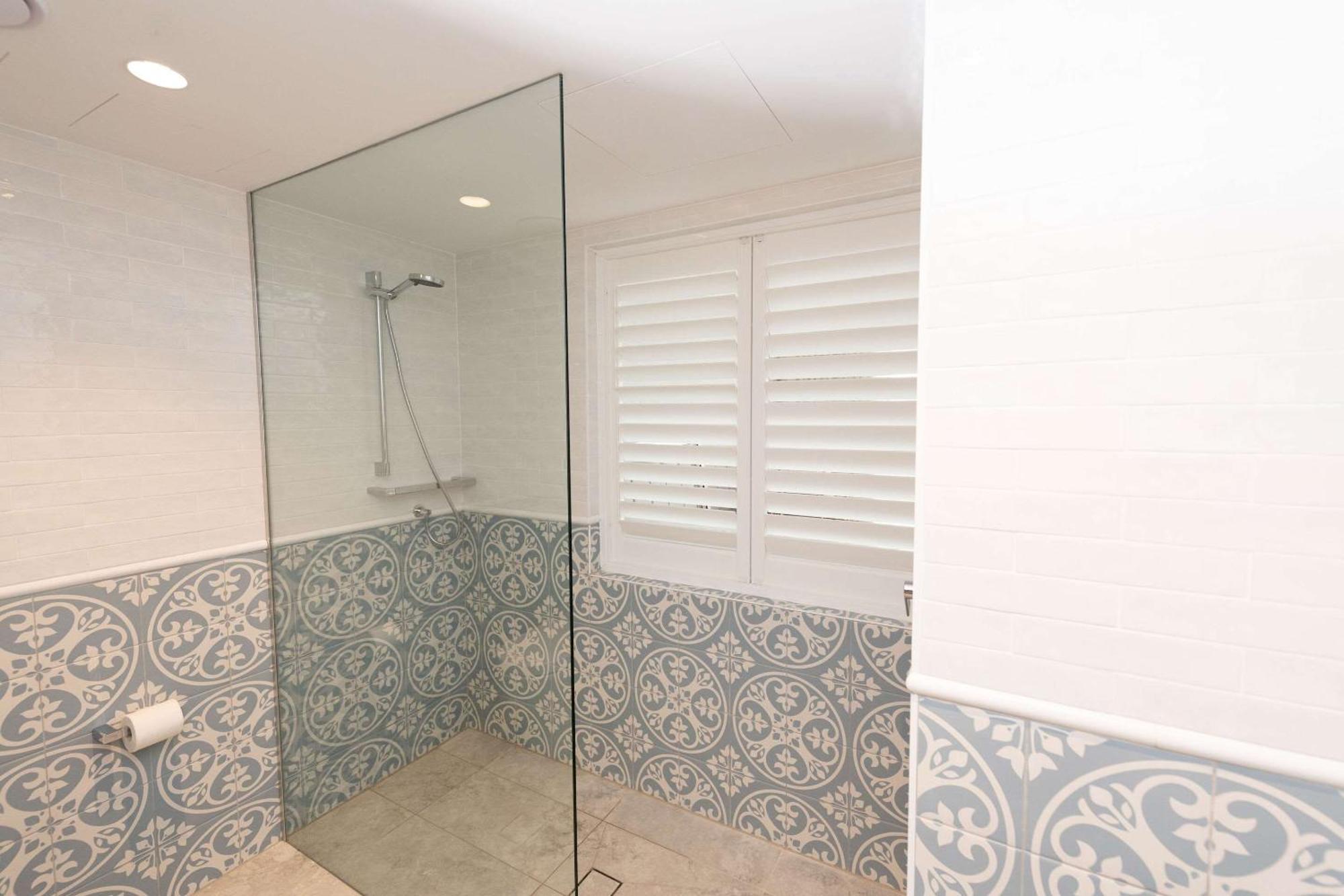 The Beachcomber Hotel & Resort, Ascend Hotel Collection ทูคลีย์ ภายนอก รูปภาพ Bathroom shutters