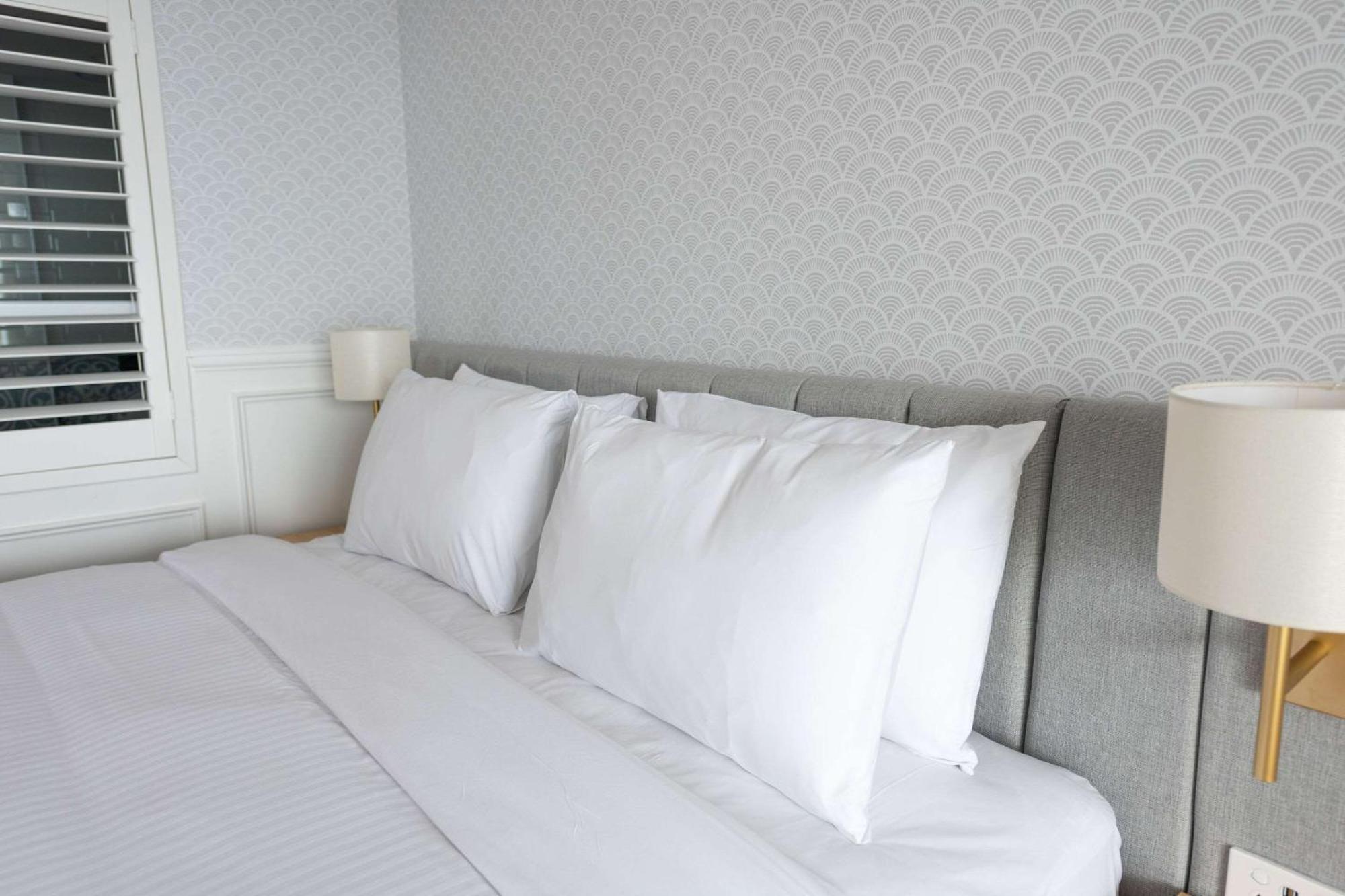 The Beachcomber Hotel & Resort, Ascend Hotel Collection ทูคลีย์ ภายนอก รูปภาพ Pillows on a bed
