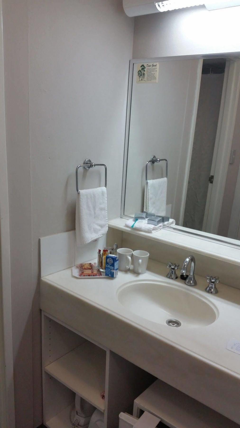 The Beachcomber Hotel & Resort, Ascend Hotel Collection ทูคลีย์ ภายนอก รูปภาพ A typical bathroom in a hotel room