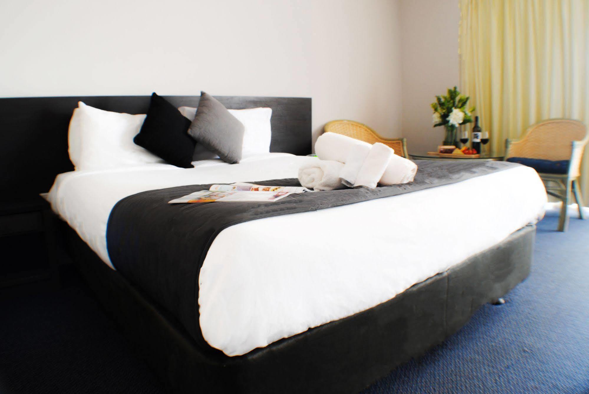 The Beachcomber Hotel & Resort, Ascend Hotel Collection ทูคลีย์ ภายนอก รูปภาพ A bed