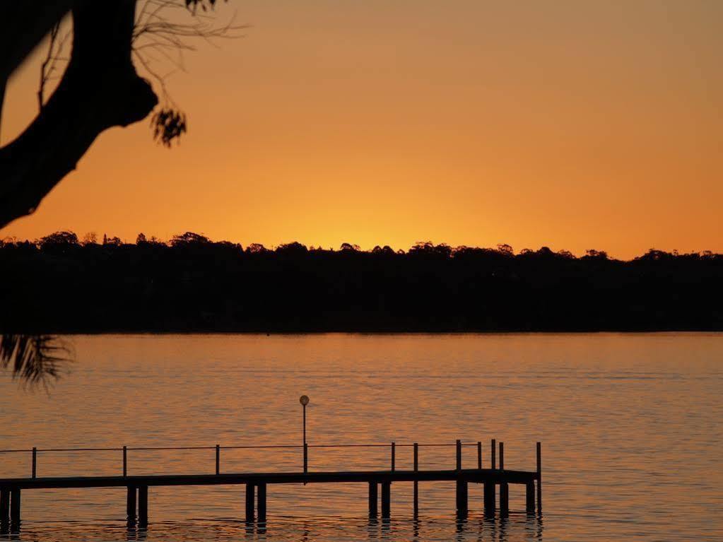 The Beachcomber Hotel & Resort, Ascend Hotel Collection ทูคลีย์ ภายนอก รูปภาพ Sunset over Lake Murray